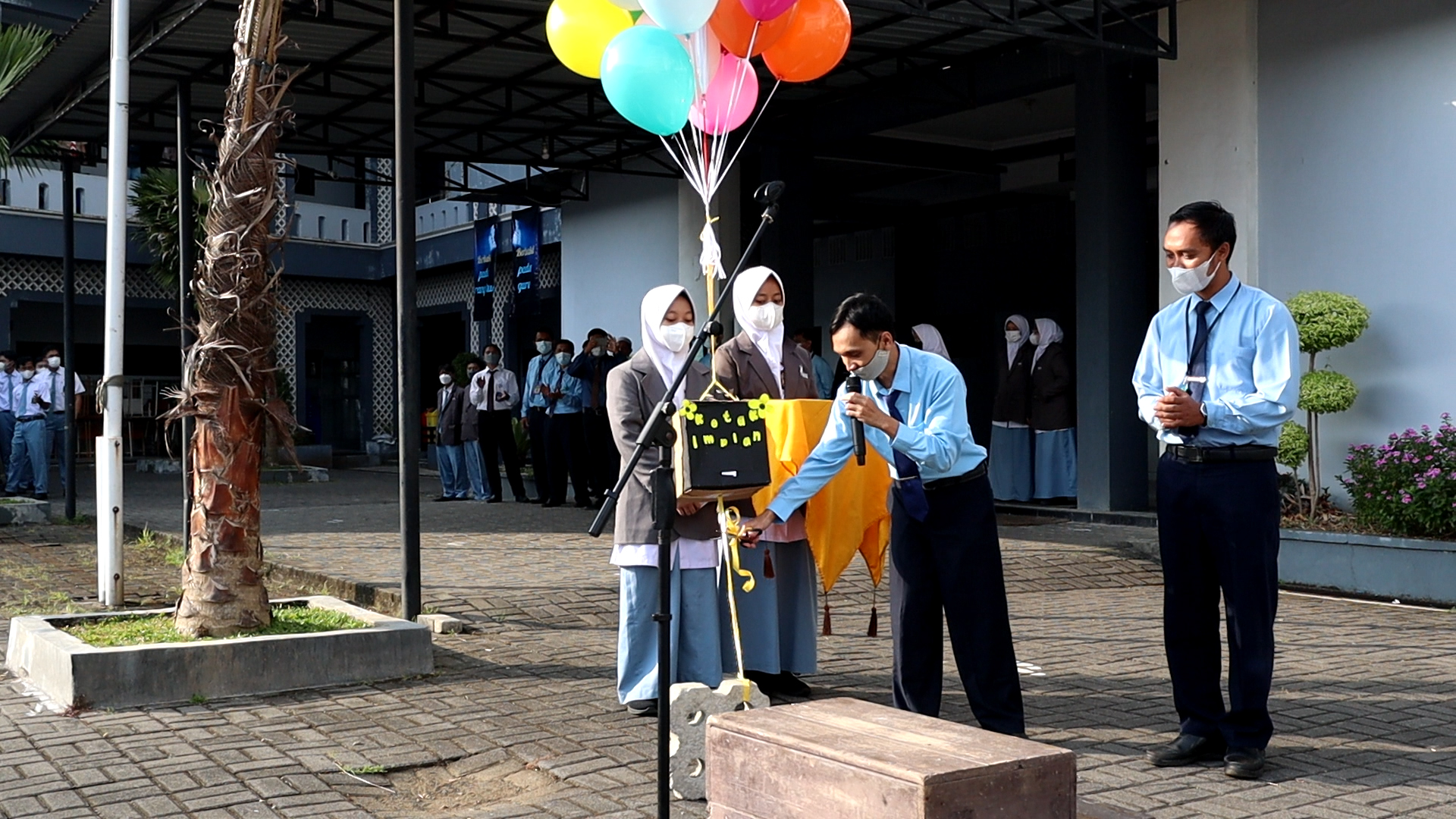 Kepala Sekolah menggunting pita balon harapan sebagai pembuka kegiatan Masa Pengenalan Lingkungan Sekolah (MPLS) SMA IT Al Irsyad Purwokerto