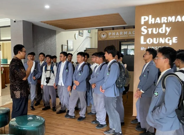 Goes to Campus